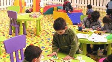 Nella foto accanto i bambini di un asilo (archivio); a destra i carabinieri che indagano sull’episodio