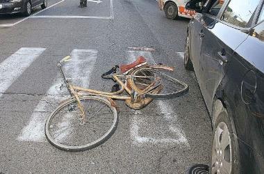 La bicicletta su cui si trovava Roberto Cattalini al momento di essere investito da unauto 