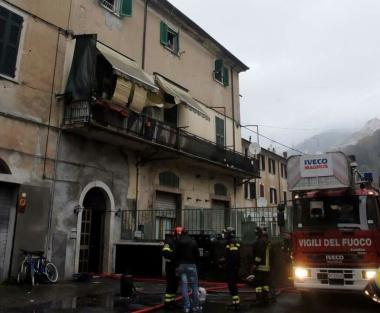 I vigili del fuoco davanti alla palazzina di via Guelfa 
