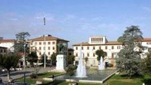 In cento a spazzare la piazza giovedì protesta con la scopa