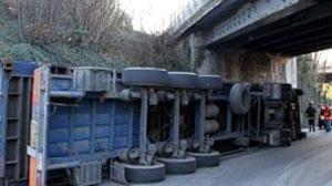 Tir troppo "alto" si schianta contro il sottopasso