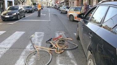 La bici dopo l’urto con l’auto