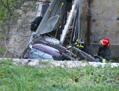 Il recupero dellauto finita nella scarpata 