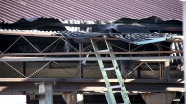 Incendio distrugge la tettoia di un capannone industriale