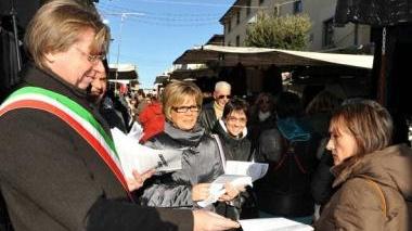 Il sindaco distribuisce volantini