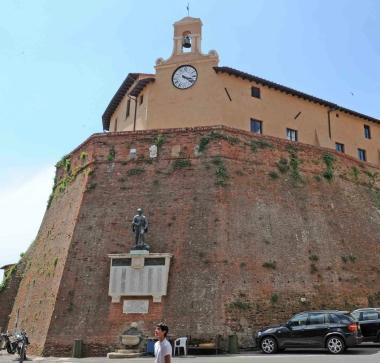 Il castello dei Vicari a Lari 