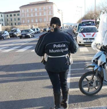 I rilievi della polizia municipale sul viale Italia davanti allhotel Palazzo  