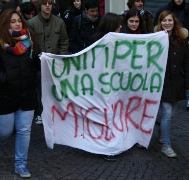 Ragazzi in piazza contro la scure sull'istruzione
