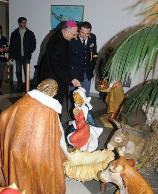 Monsignor Castellani visita il presepe alla Polstrada 