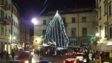 Il grande albero di Natale a Castelnuovo