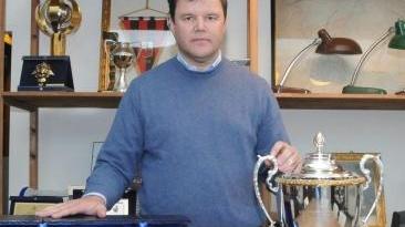 Il presidente Giuliani mostra i due trofei conquistati nel 2010: Supercoppa e campionato di C2