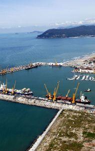 Porto nel mirino e sit-in davanti all'Accademia
