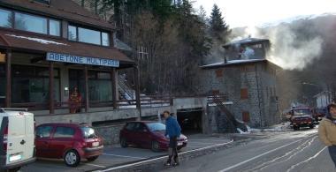 La colonna di fumo che si leva dalla villa che fu di Giacomo Puccini       
