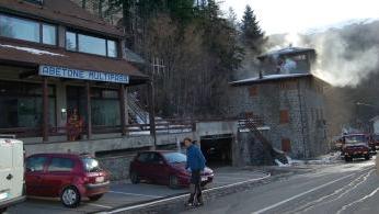 La colonna di fumo che si leva dalla villa che fu di Giacomo Puccini