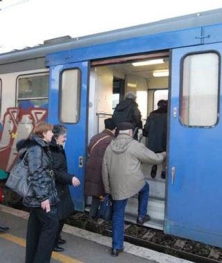 Passeggeri salgono su un treno 