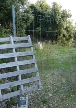 Il sentiero nei pressi di Campo interrotto da una recinzione 