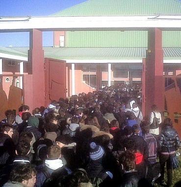 Gli studenti dellItis fuori e dentro il teatro Era 