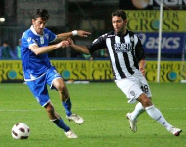 In alto, da sinistra a destra, i mediani Valdifiori, Signorelli e Musacci Qui sopra il centrocampista Roberto Soriano in azione con la Reggina e a sinistra il tecnico azzurro Alfredo Aglietti mentre detta gli ordini 