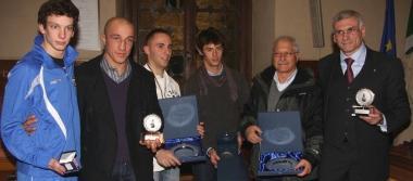 Tutti i premiati nel salone consiliare; Bacchino Sport 2010 per Di Fiore (secondo a sx) e Giacomelli presidente di Regalami un sorriso (1 a dx) 
