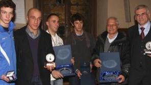 Tutti i premiati nel salone consiliare; Bacchino Sport 2010 per Di Fiore (secondo a sx) e Giacomelli presidente di Regalami un sorriso (1 a dx)