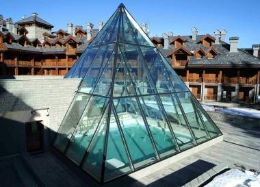 Due scorci del nuovo Val di Luce Resort A sinistra la piscina coperta da una piramide di vetro     