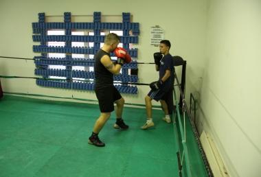 Due atleti durante un allenamento allinterno della pugilistica cascinese  