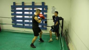 Due atleti durante un allenamento all’interno della pugilistica cascinese