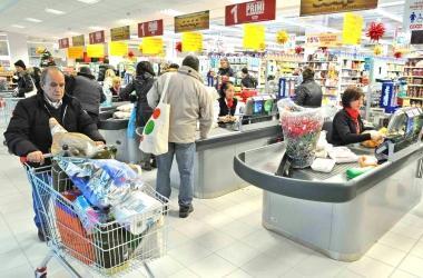 La spesa al supermercato: tanti imballaggi si possono risparmiare 