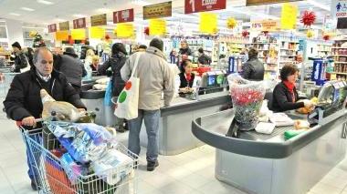 La spesa al supermercato: tanti imballaggi si possono risparmiare