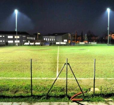 Quattro torri faro per illuminare il campo sportivo
