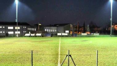 Quattro torri faro per illuminare il campo sportivo