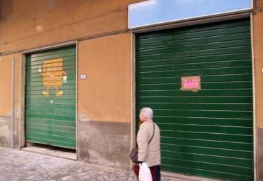 Poche le saracinesche abbassate a Pescia 