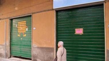 Poche le saracinesche abbassate a Pescia