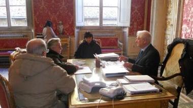 L’incontro nello studio del primo cittadino a palazzo Orsetti, al centro il vice sindaco Monticelli parla con la signora Marchi e a destra i nonni di Andrea Bartoli con la mamma di Federica Campisi