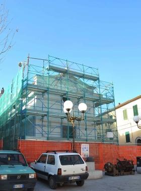 I lavori alla chiesa di San Gaetano in piazza Garibaldi a Capoliveri   