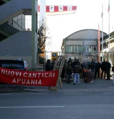 Il presidio degli operai fatto ieri davanti al cantiere 