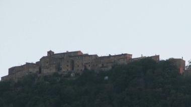 Il sindaco di Montecatini Valdicecina Sandro Cerri e, in alto, una veduta del borgo La Sassa