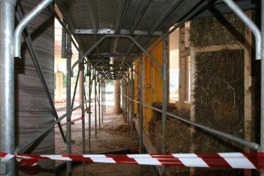 Una sezione di muro coibentato con la paglia  