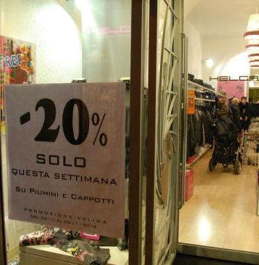 Una vetrina che annuncia i saldi      