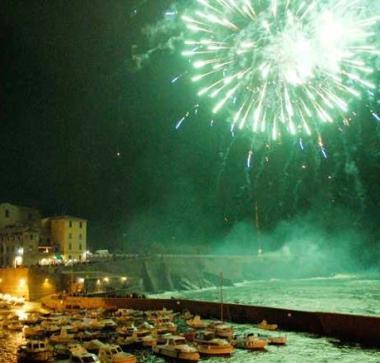 Come ogni Capodanno seguitissimo sar&agrave; anche lo spettacolo di fuochi dartificio da piazza Bovio 