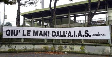 Lo striscione appeso dalle famiglie dei disabile che frequentano il centro allo stadio Melani 