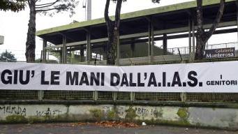Lo striscione appeso dalle famiglie dei disabile che frequentano il centro allo stadio Melani