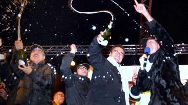 Una festa in un locale e sopra Dj Francesco ospite della Capannina il locale più prestigioso per l’ultimo giorno del 2010