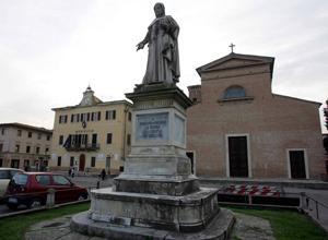 Si restaura la statua di Boccaccio