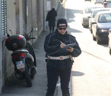 I rilievi dei vigili e lo scooter incidentato 