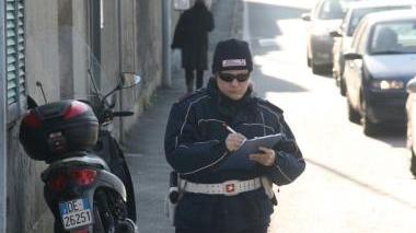 I rilievi dei vigili e lo scooter incidentato