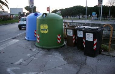 I cassonetti sullo stop sono pericolosi: la protesta dei residenti           