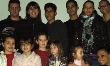 Sara Di Vaira (seconda in alto a sinistra) coi suoi allievi 
