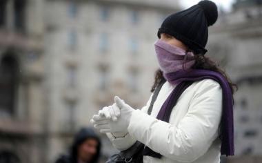 Una ragazza infreddolita: cappello, sciarpa e guanti fondamentali in questi giorni 