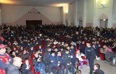 <b>CHE SERATA. </b>Sopra due immagini della sala gremitissima allAgip Plas, a sinistra lassalto dei bambini a Ciccio Tavano e a destra a Juan Ignacio Surraco per conquistare un autografo 